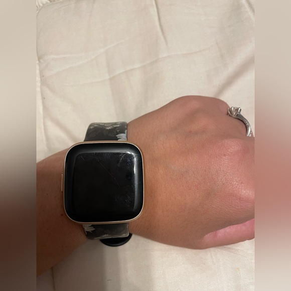Fitbit Versa 2 Rose Gold (new band) - Picture 3 of 4